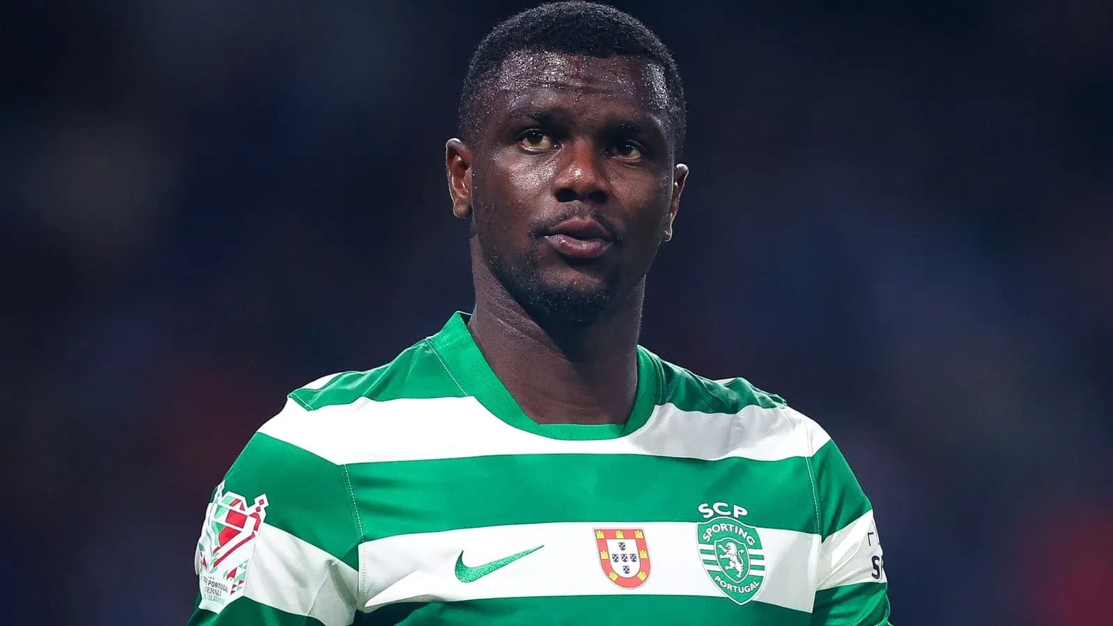 Jugador con camiseta verde y blanca de Sporting CP