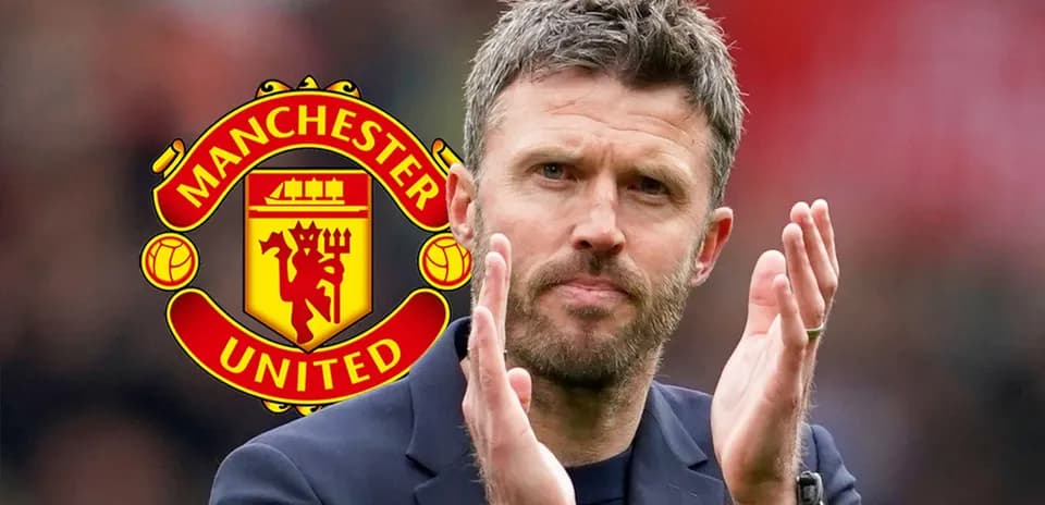 Entrenador aplaudiendo con el logo de Manchester United