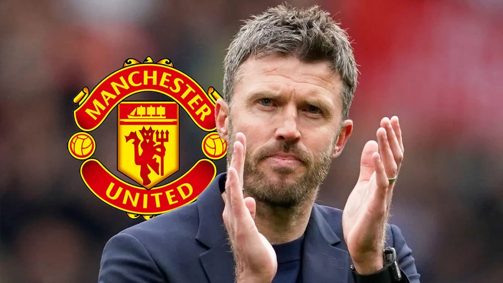 Entrenador aplaudiendo con el logo de Manchester United