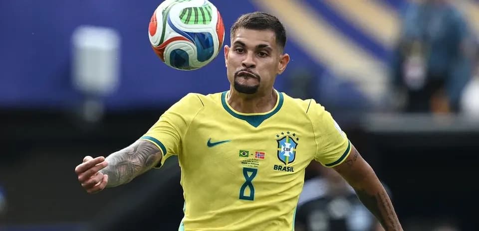 Jugador de Brasil controla el balón en el partido