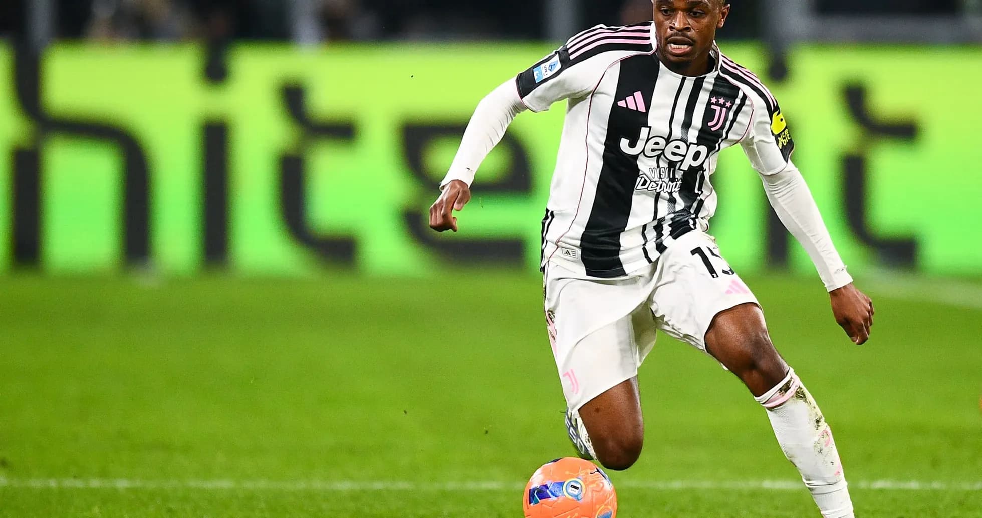 Jugador de Juventus corriendo con el balón