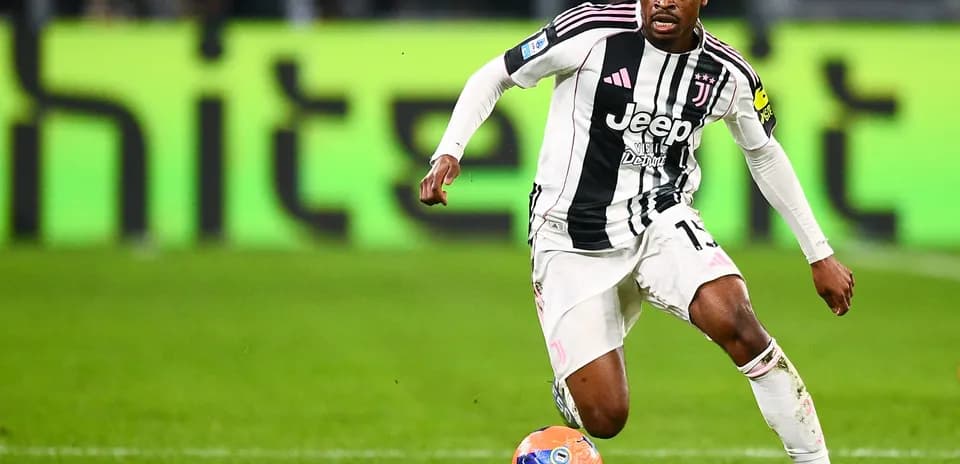Jugador de Juventus corriendo con el balón