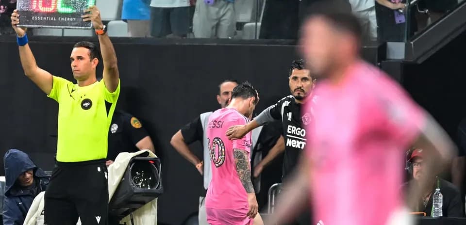 Jugador saliendo del campo durante el partido