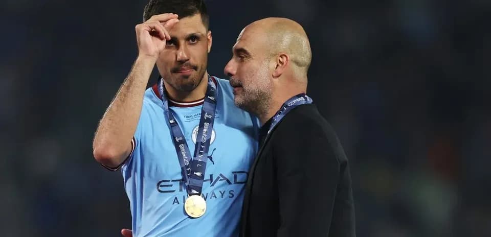 Jugador y entrenador de Manchester City celebrando triunfo