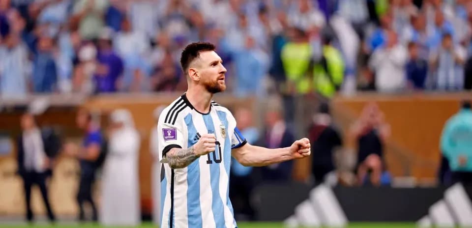 Lionel Messi celebrando con aficionados en el estadio
