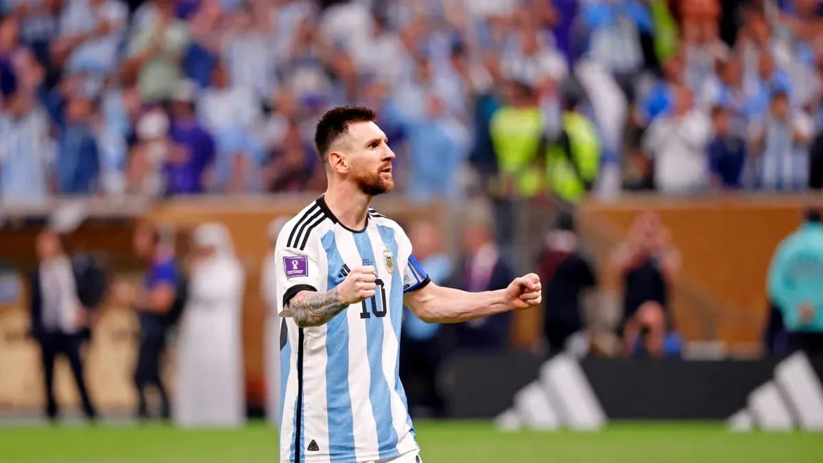 Lionel Messi celebrando con aficionados en el estadio