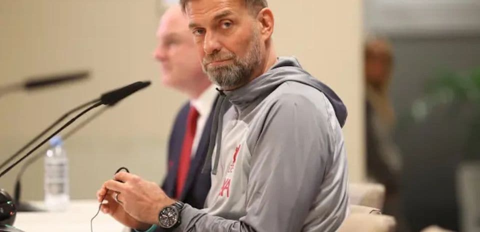 Entrenador en conferencia de prensa, mirando hacia adelante