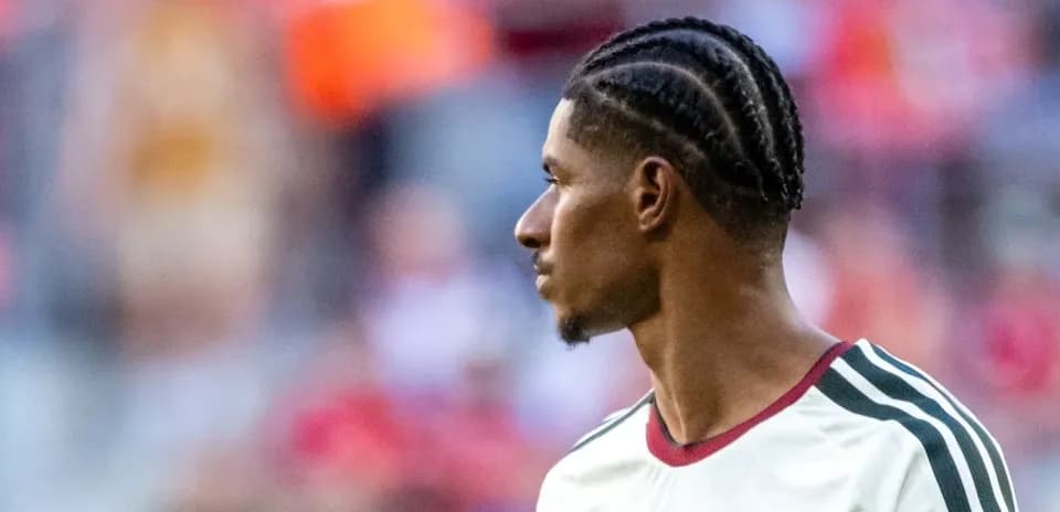 Jugador con trenzas mirando hacia un lado