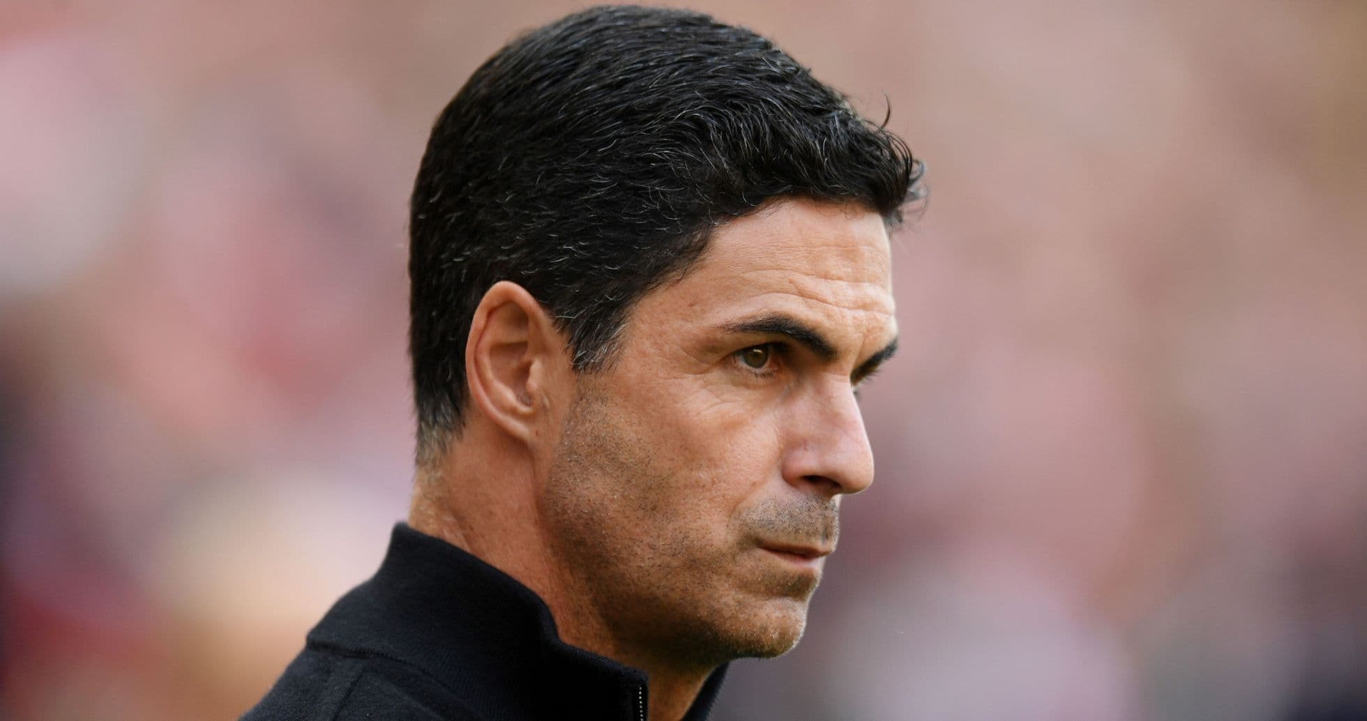 Entrenador observando el juego desde la línea lateral