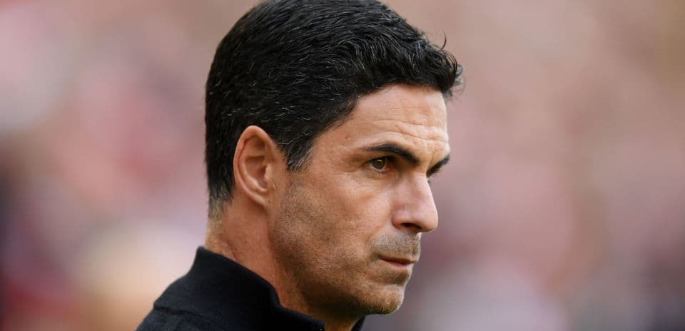 Entrenador observando el juego desde la línea lateral