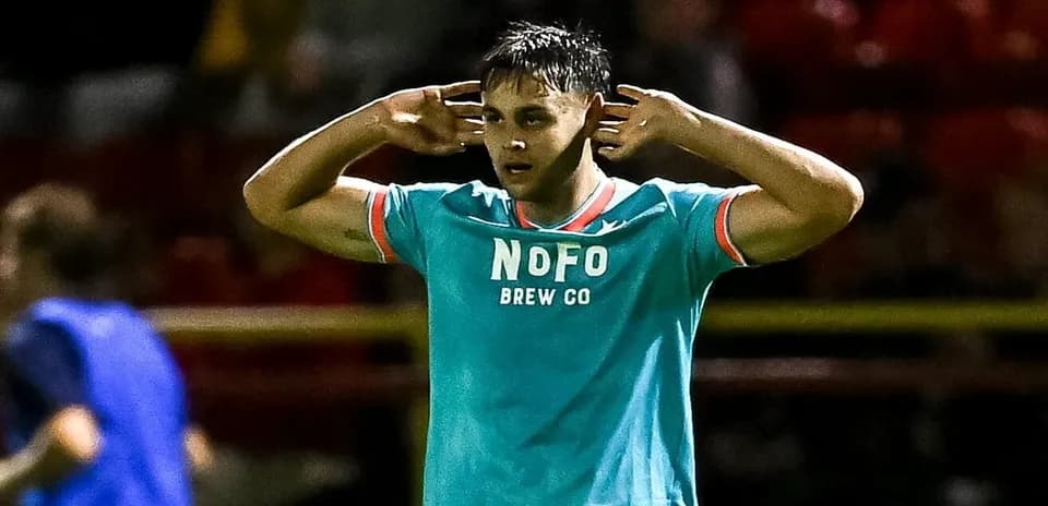 Jugador con camiseta NOFO celebrando un gol