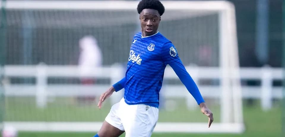 Jugador de Everton en acción durante un entrenamiento
