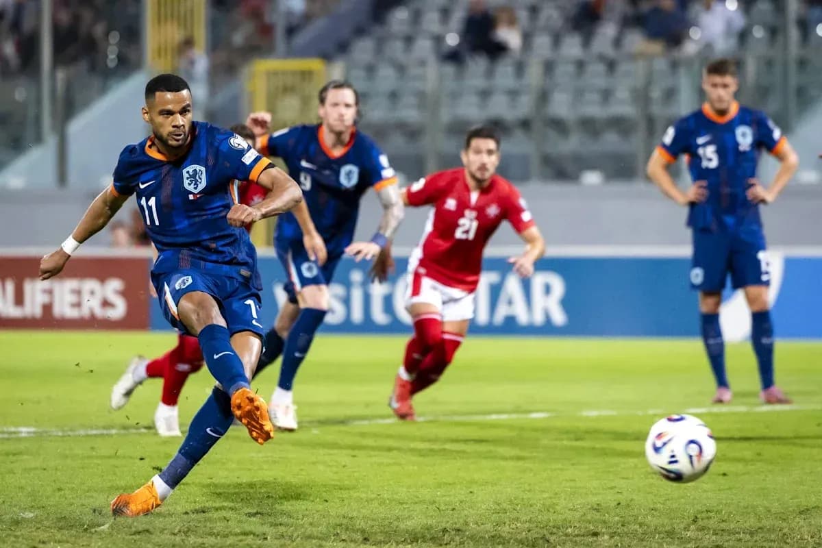 Jugador de Países Bajos ejecutando un penalti en partido