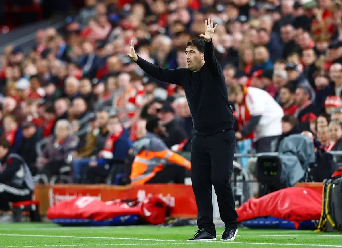 Entrenador gesticulando durante un partido de fútbol