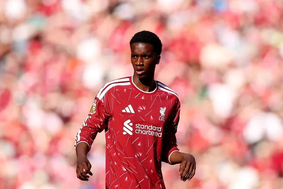 Jugador de Liverpool en el campo durante partido
