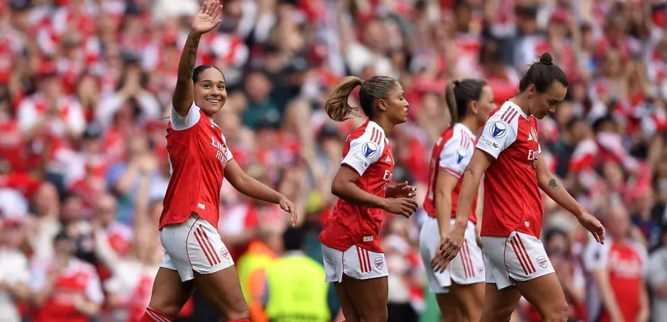 Jugadoras de Arsenal celebrando en el campo