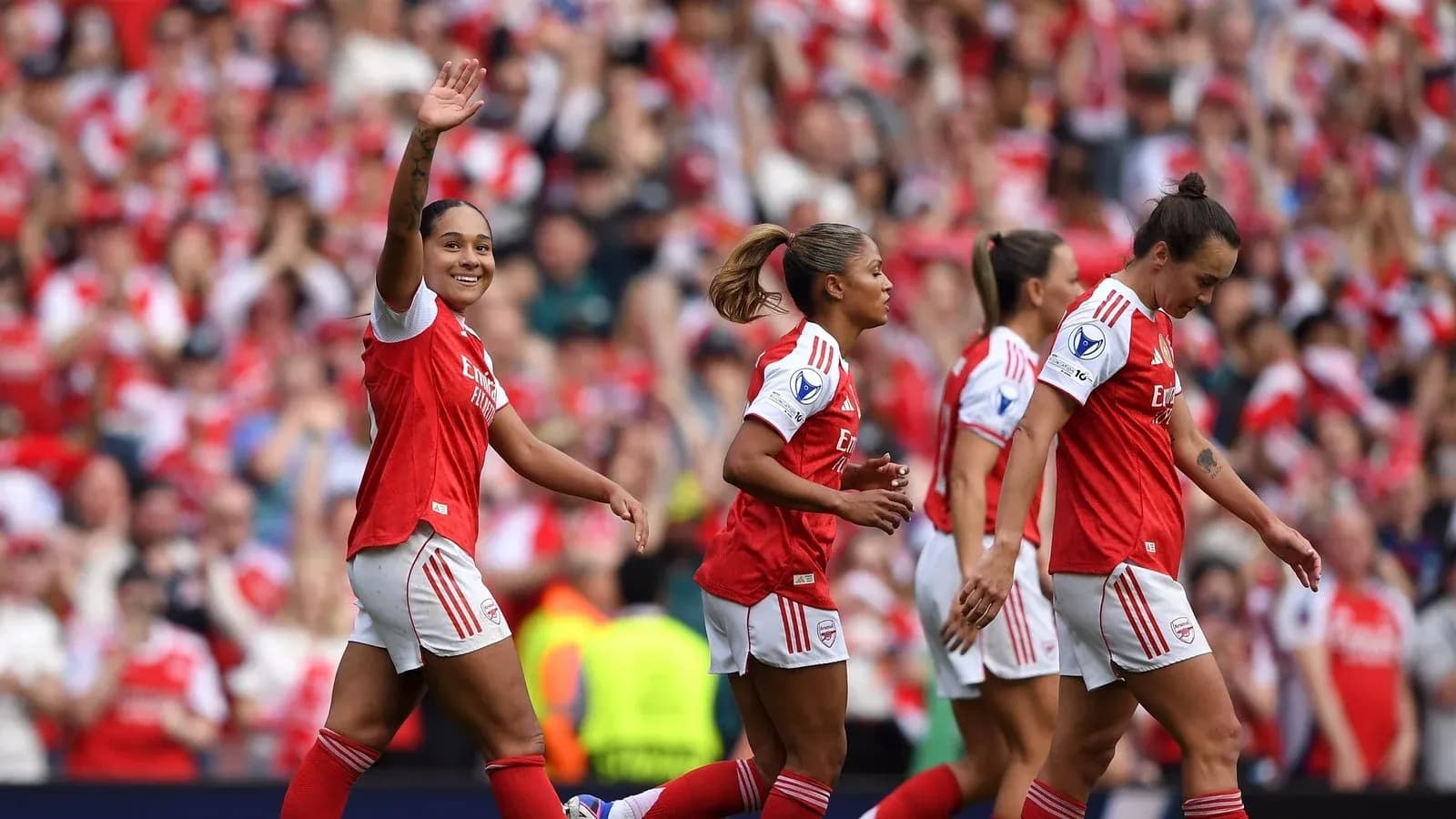 Jugadoras de Arsenal celebrando en el campo