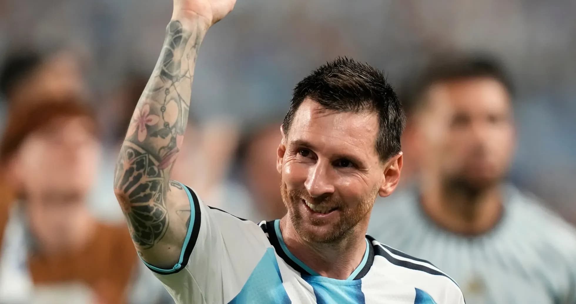 Lionel Messi levantando el brazo en celebración