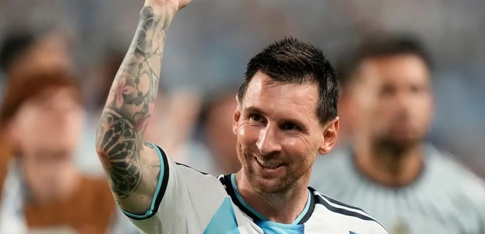 Lionel Messi levantando el brazo en celebración