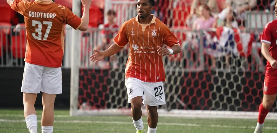Jugador celebra un gol en el partido