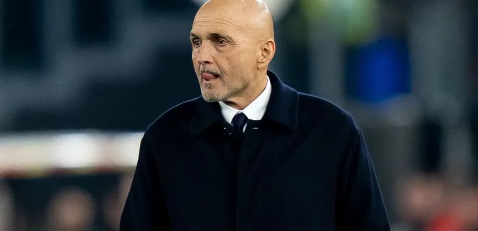 Entrenador caminando por la línea de banda