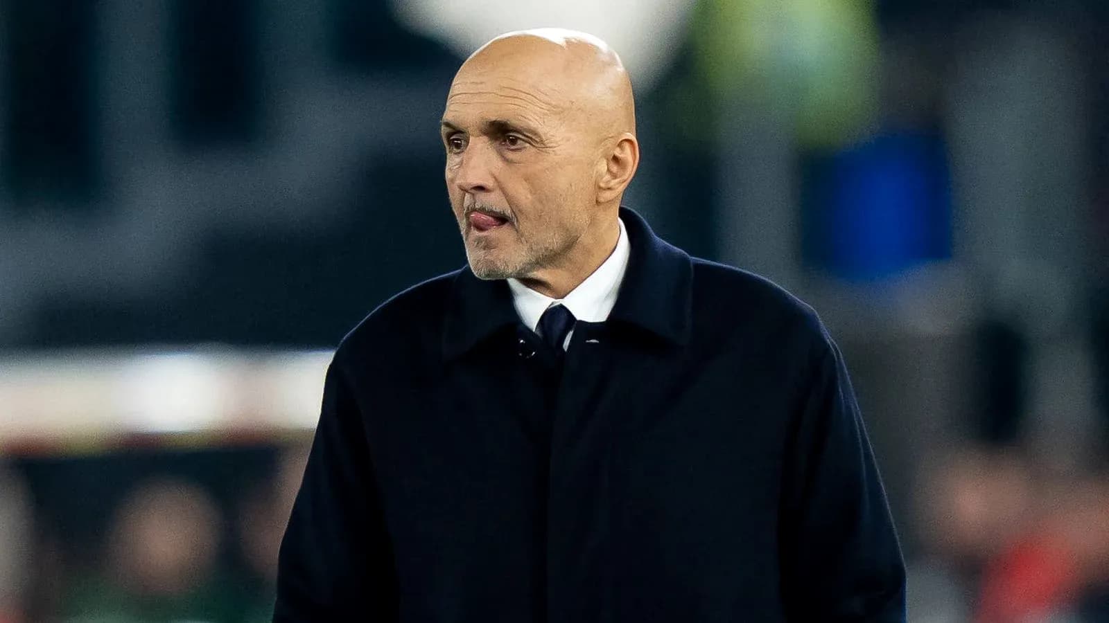 Entrenador caminando por la línea de banda