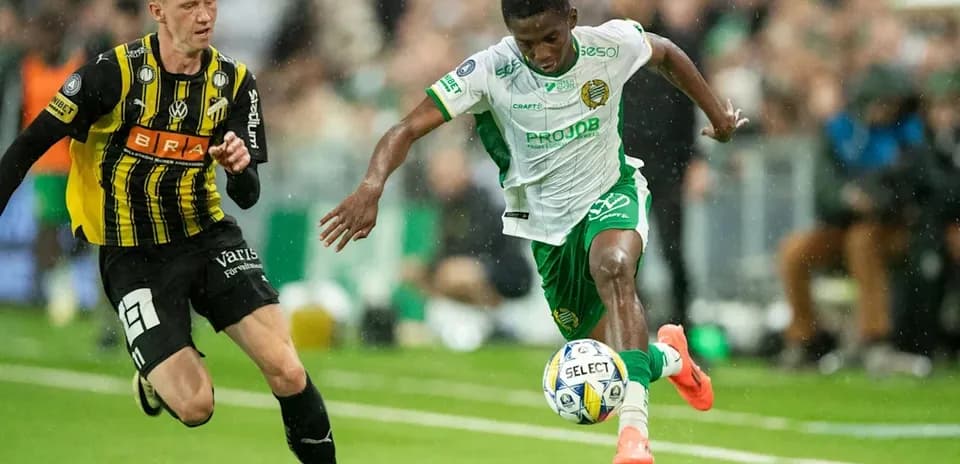 Jugador driblando el balón en partido de fútbol