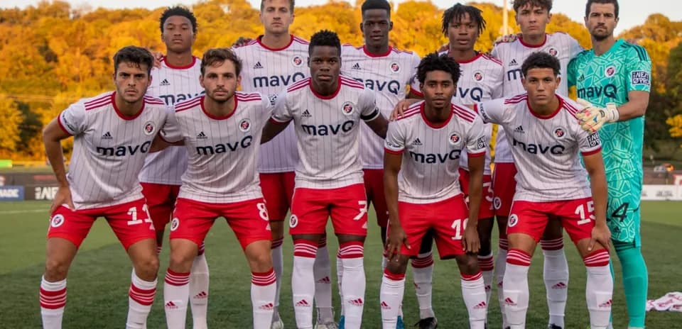Jugadores de North Texas en formación