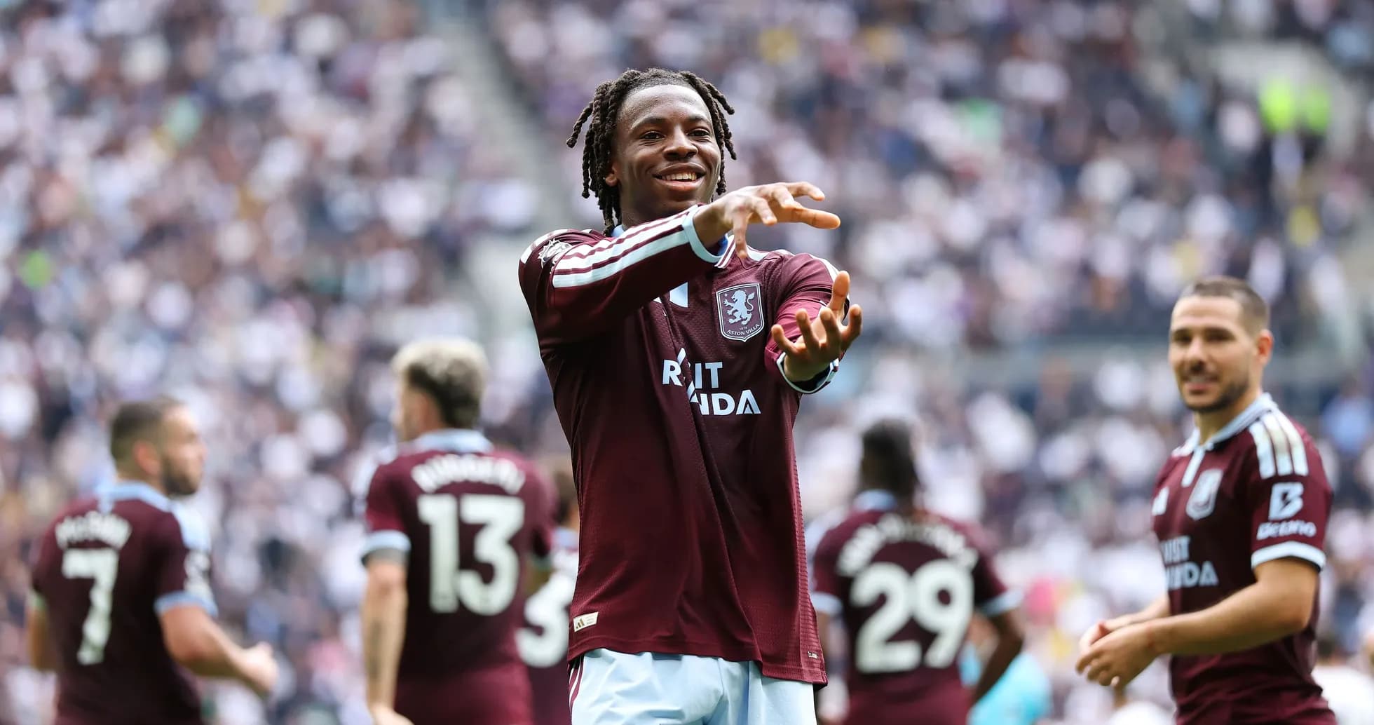 Jugador de Aston Villa celebrando con compañeros de equipo