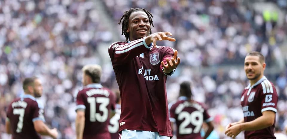 Jugador de Aston Villa celebrando con compañeros de equipo