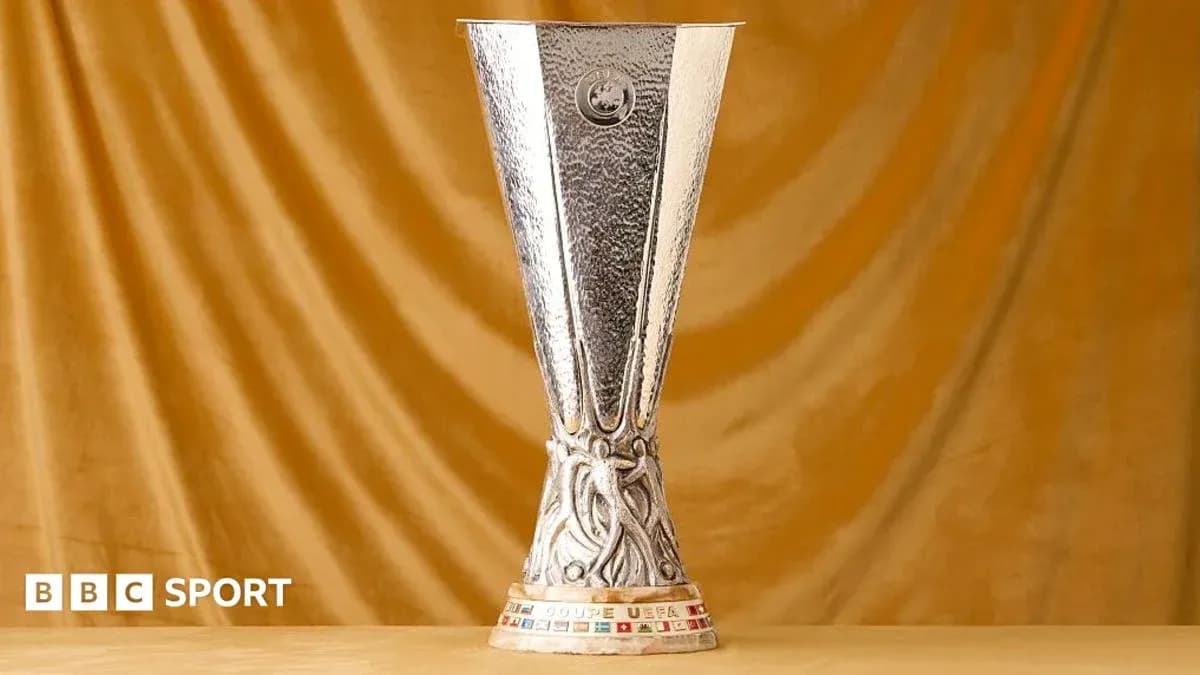 Trofeo de la UEFA Europa League sobre fondo dorado