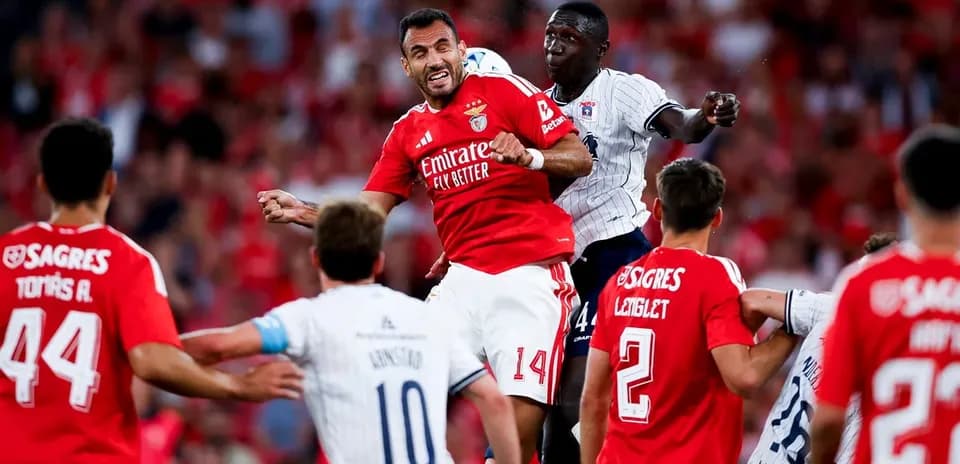 Jugadores de Benfica y Aarhus disputando el balón