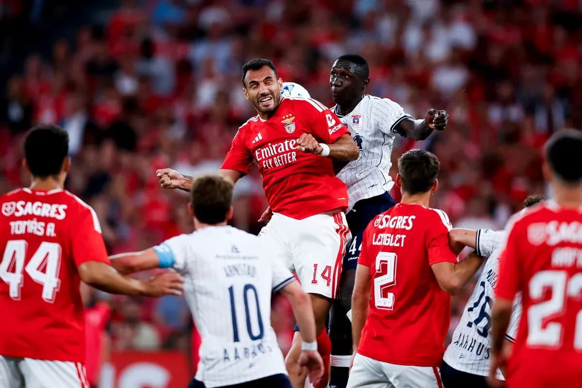 Jugadores de Benfica y Aarhus disputando el balón