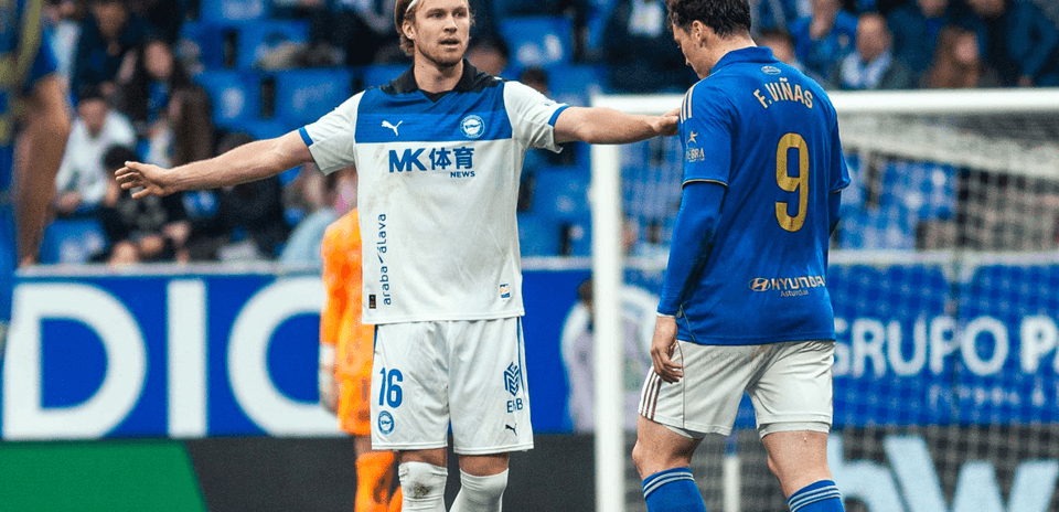 Jugadores de Oviedo y Alavés en acción