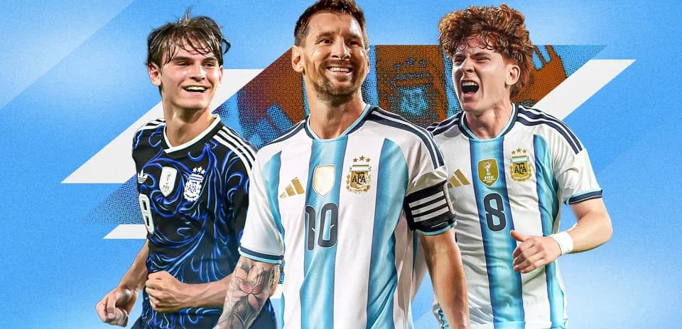 Jugadores de Argentina posando con camisetas de la selección