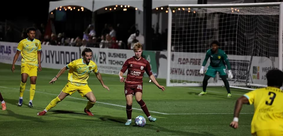 Jugadores compitiendo por el balón en el partido