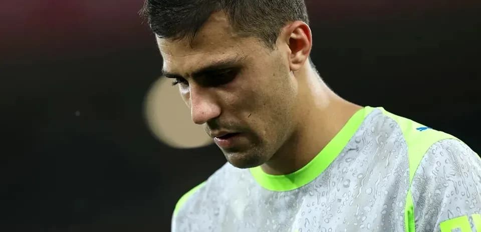 Jugador de fútbol con camiseta de entrenamiento en el campo
