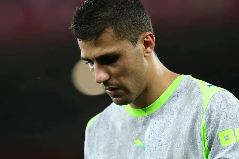Jugador de fútbol con camiseta de entrenamiento en el campo