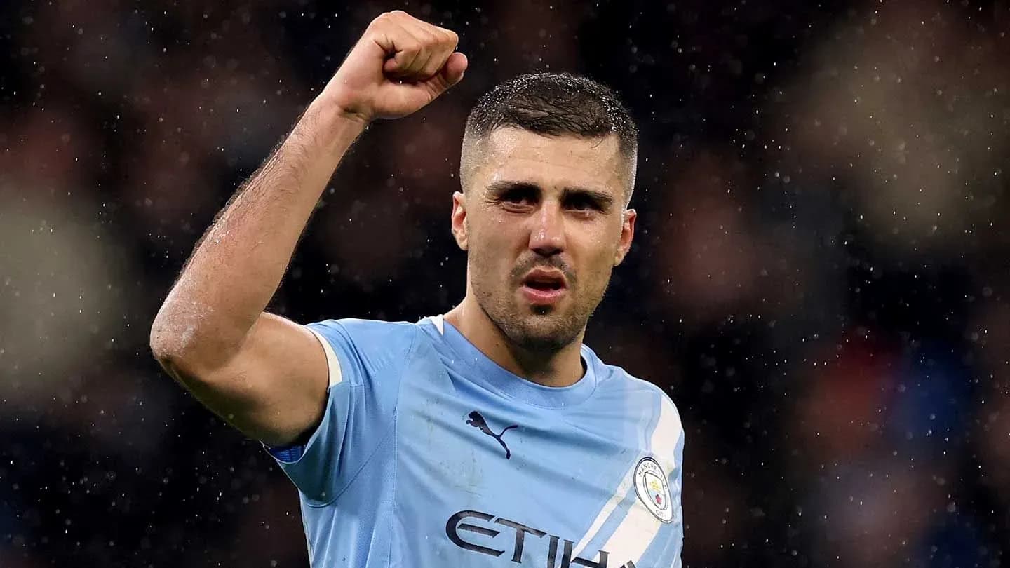 Jugador de Manchester City celebrando con el puño en alto