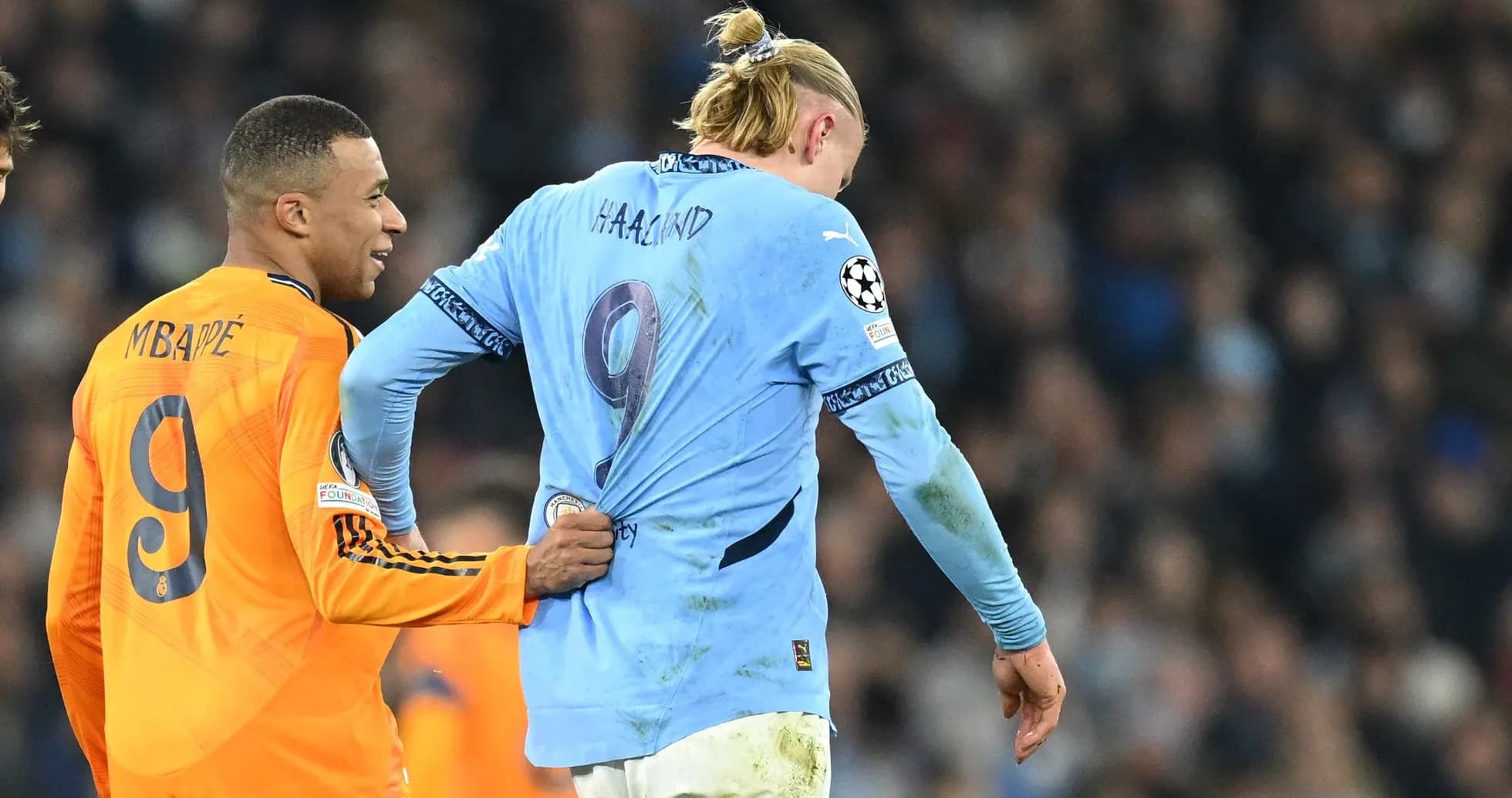 Kylian Mbappé pulling Erling Haaland's shirt during match