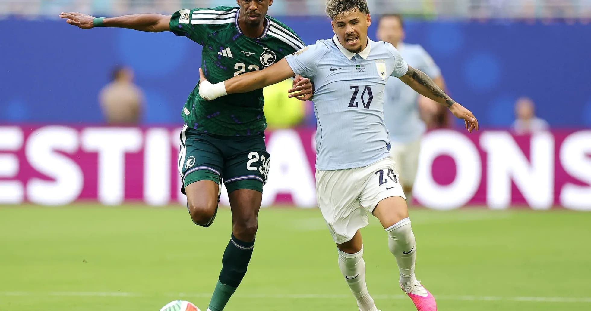 Jugador de Arabia Saudita persigue a jugador uruguayo