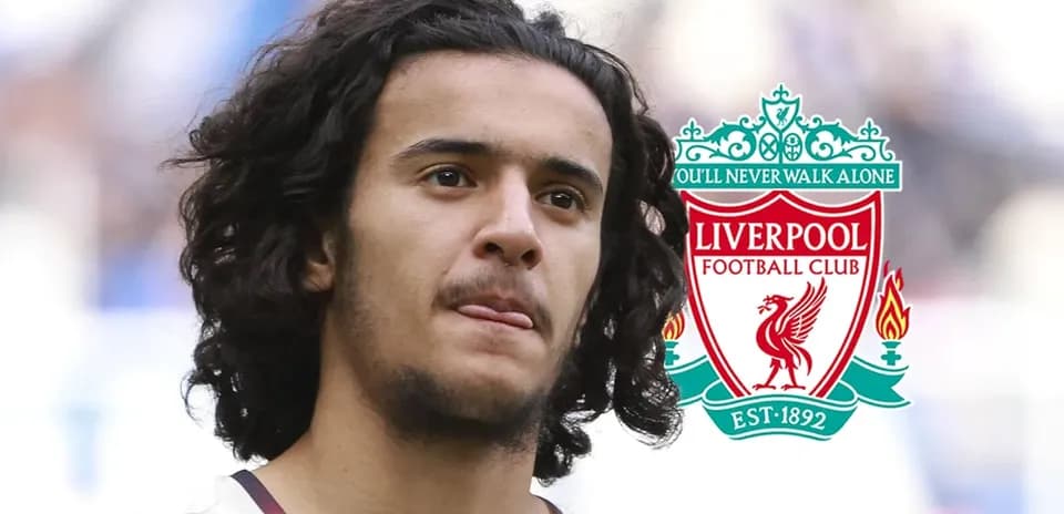 Jugador de Liverpool FC con logo del club