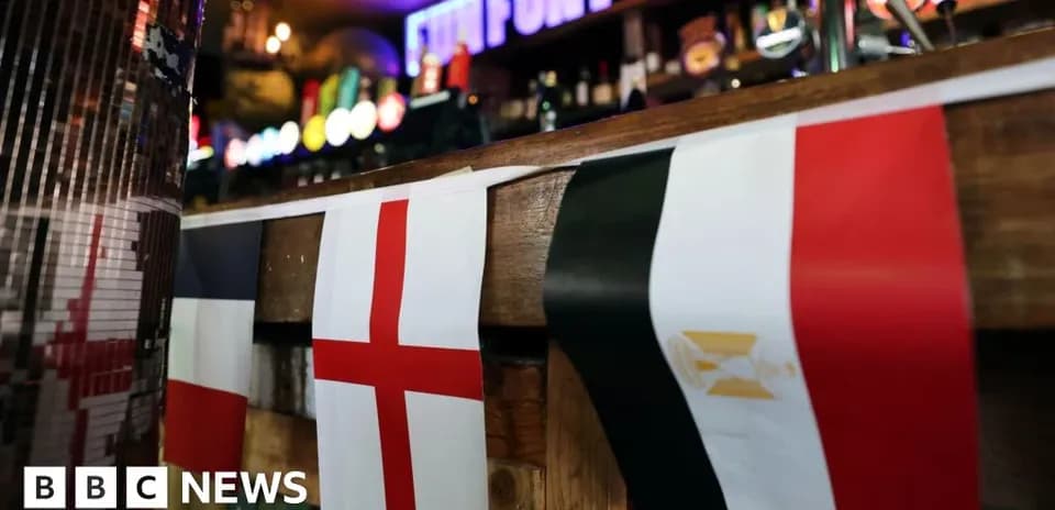 Banderas de Inglaterra, Francia y Egipto en bar