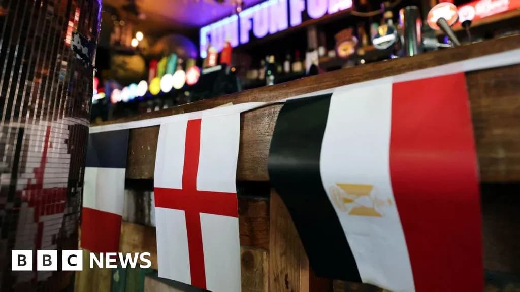 Banderas de Inglaterra, Francia y Egipto en bar