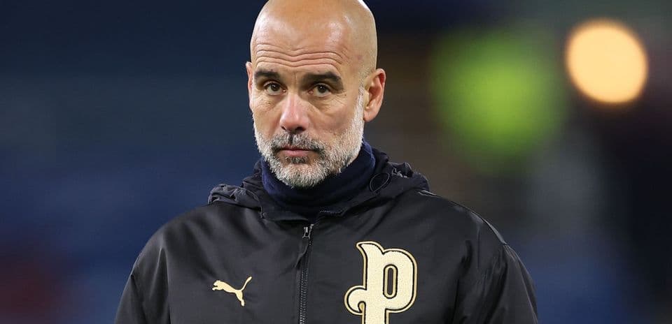 Entrenador observando durante un partido de fútbol