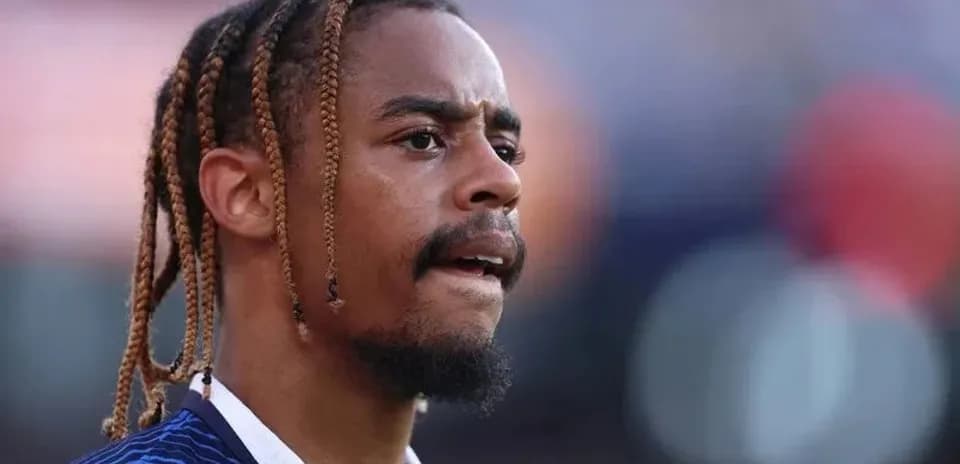 Jugador mirando hacia el campo antes del partido
