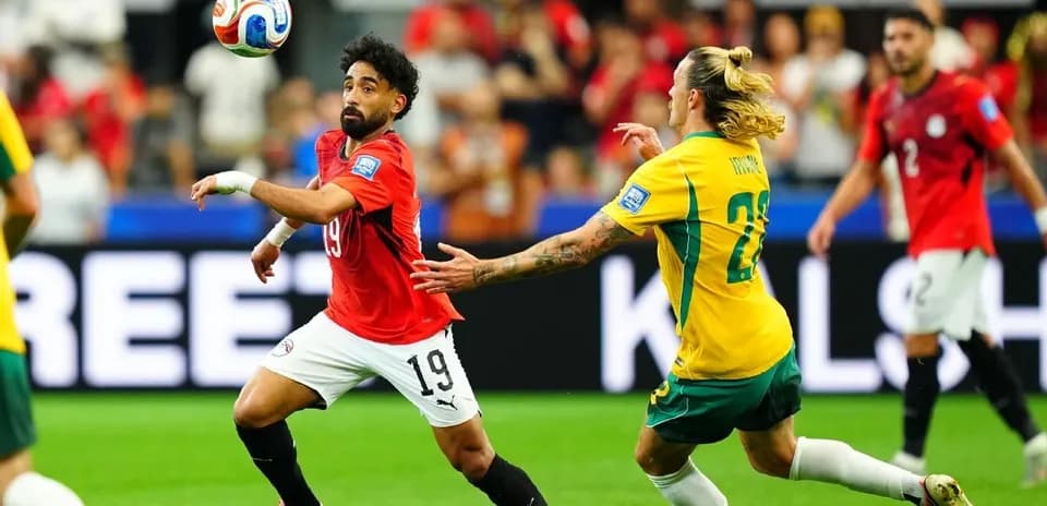 Jugador egipcio persiguiendo el balón en partido