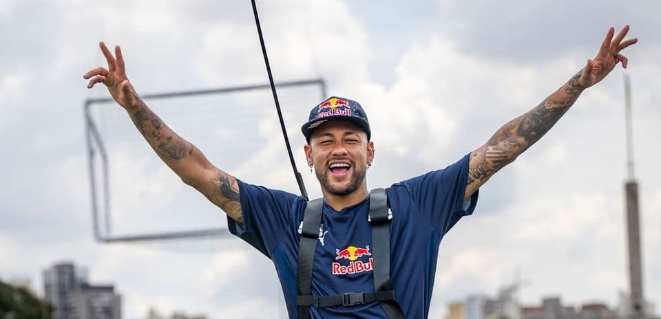 Neymar celebrando con los brazos levantados