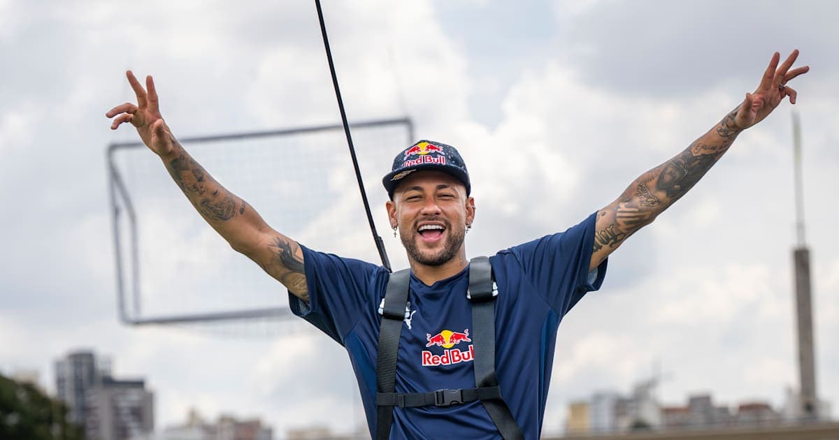 Neymar celebrando con los brazos levantados