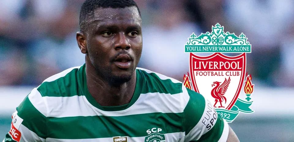 Jugador de Sporting CP corriendo con uniforme verde y blanco